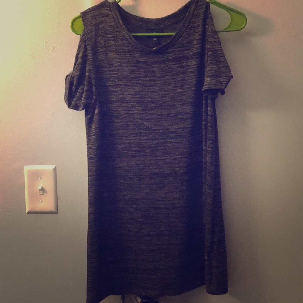 Short sleeve, peek a boo.